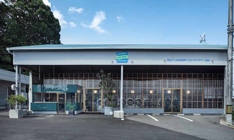 日本创意自助洗衣店！老仓库改建而成，咖啡厅、冰淇淋店、洗衣店共构的混种空间